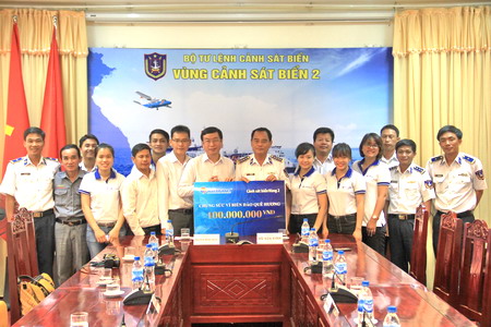 Vietravel trao tặng 100 triệu đồng ủng hộ cảnh sát biển, kiểm ngư Việt Nam và ngư dân Cảng Kỳ Hà – Quảng Nam